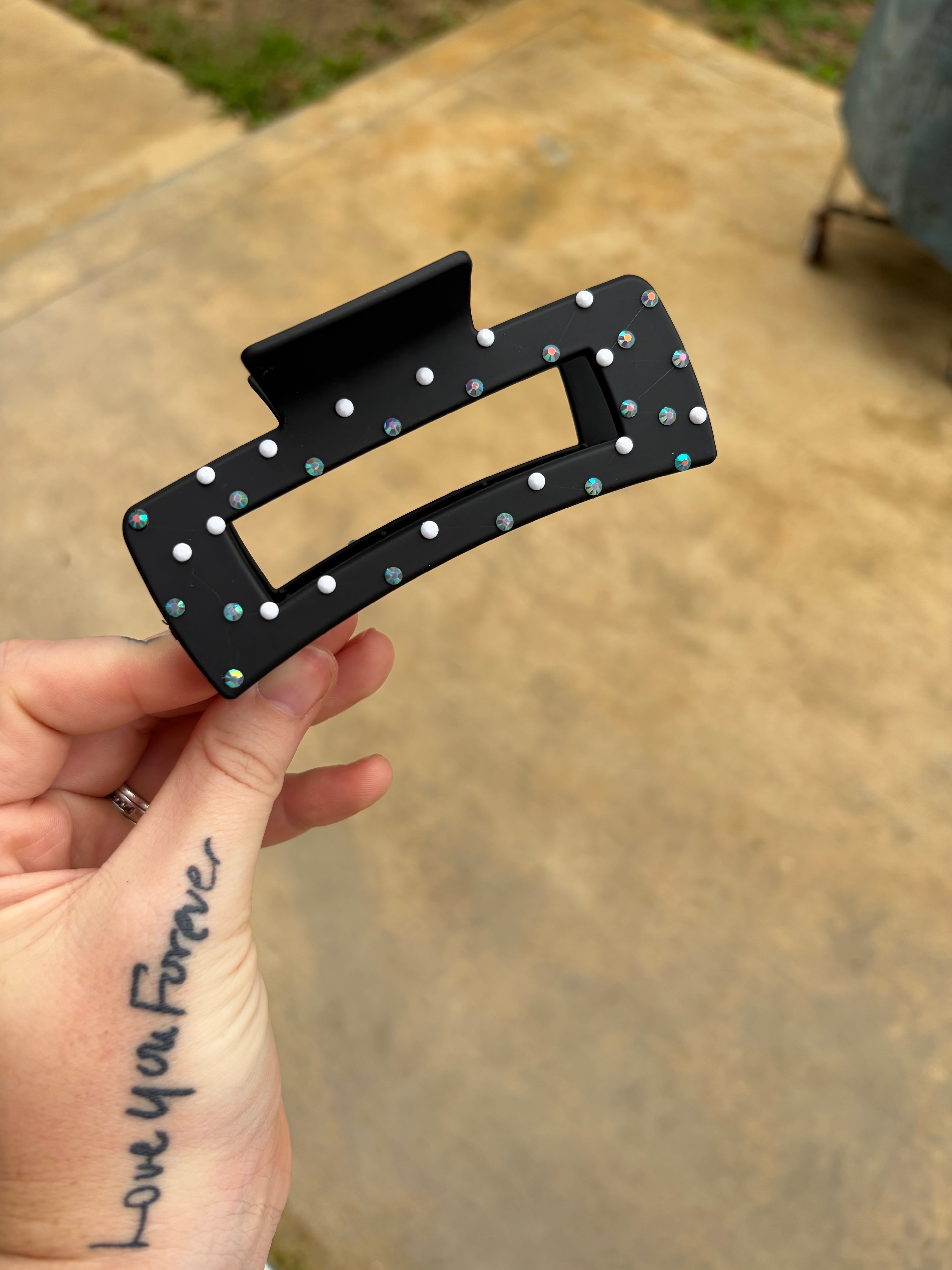 Black and blue claw clip